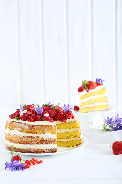 Bolo de biscoito delicioso com bagas — Fotografia de Stock