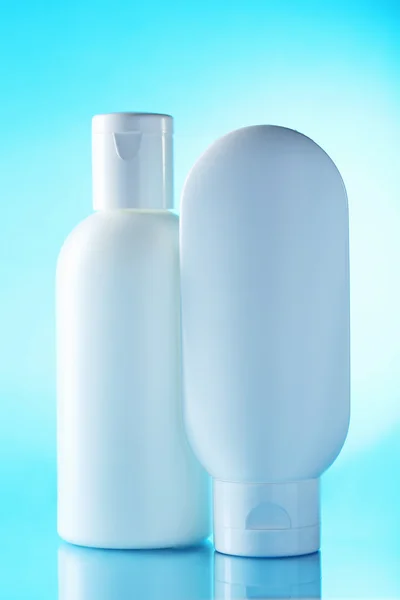 Białe butelki kosmetyczne — Zdjęcie stockowe