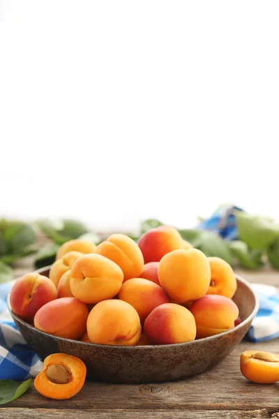Frutas maduras de albaricoques —  Fotos de Stock