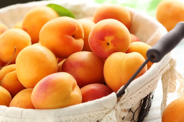 Frutas maduras de albaricoques —  Fotos de Stock