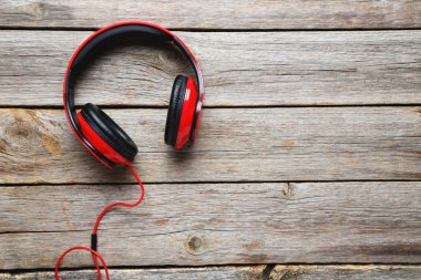 Kulaklıklar üzerinde gri bir ahşap masa