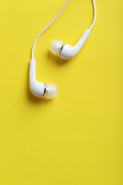 Arka plan üzerinde beyaz kulaklık