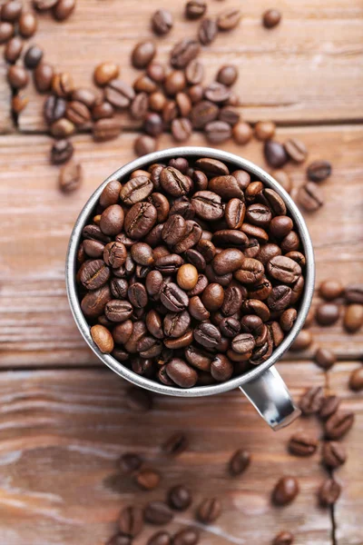 Geröstete Kaffeebohnen in Tasse — Stockfoto