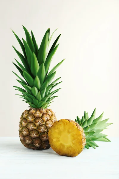 Arka plan üzerinde olgunlaşmış ananas — Stok fotoğraf