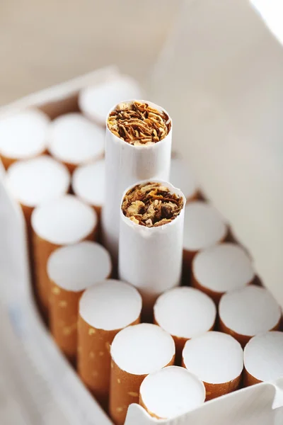 Envase abierto de cigarrillos — Foto de Stock