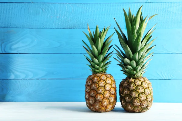 Rijpe ananas op tafel — Stockfoto