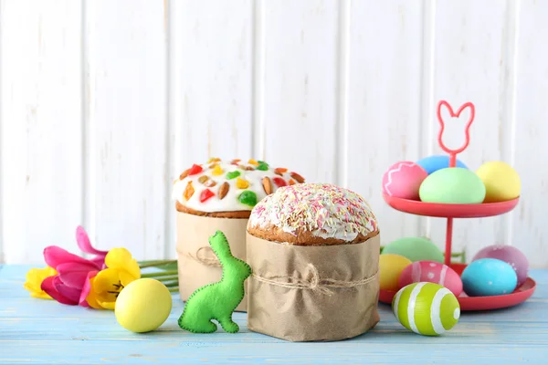 Easter eggs with cake — Stock Photo, Image