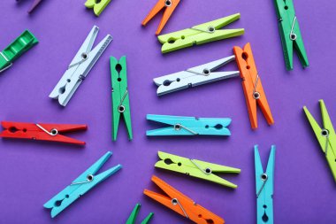 Arka plan üzerinde plastik clothespins dönüştürün