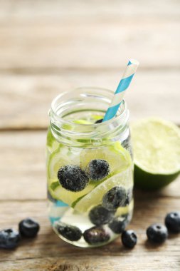 Detoks su şişe çilek ile