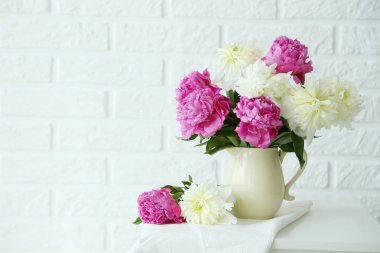 Pembe ve beyaz Şakayık çiçekleri buketi