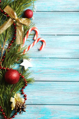 Christmax ağaç dalı baubles ile
