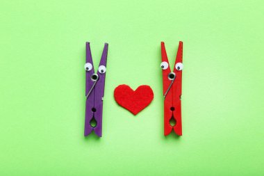 Arka plan üzerinde plastik clothespins dönüştürün