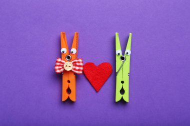 Arka plan üzerinde plastik clothespins dönüştürün