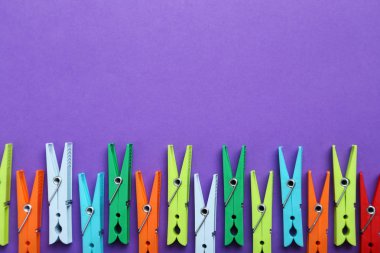 Arka plan üzerinde plastik clothespins dönüştürün
