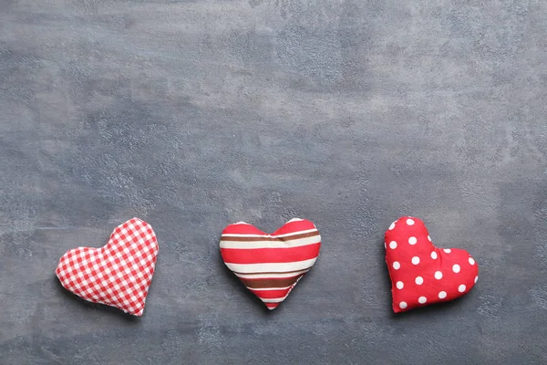 Сердца любви на столе — стоковое фото