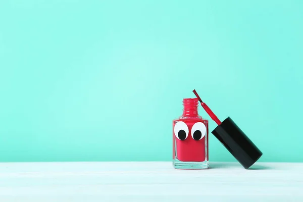 Bottle of nail polish with googly eyes — Stock Photo, Image