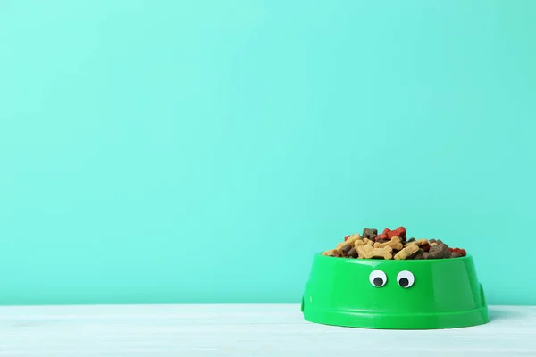 Comida de cão em tigela com olhos googly — Fotografia de Stock