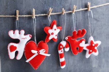 İpte asılı Noel süsleri 