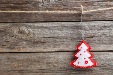 Noel süslemeleri ipte asılı. 