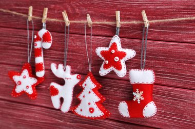 İpte asılı Noel süsleri 