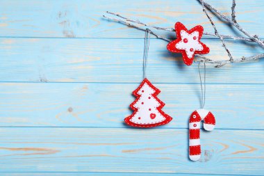 İpte asılı Noel süsleri 