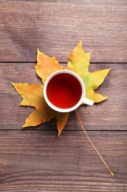 Çay ile sonbahar yaprak 