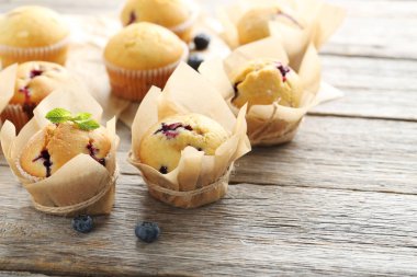 Tablo üzerinde yaban mersini ile kekler