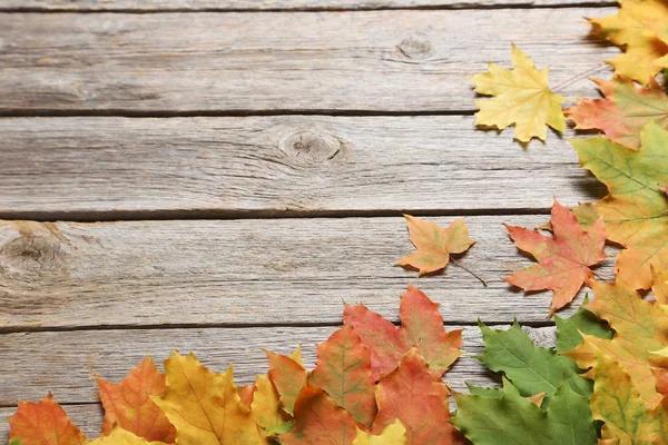 Herfstbladeren op tafel — Stockfoto