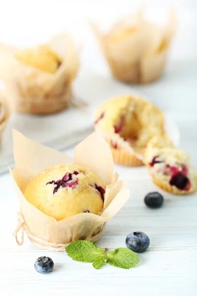 Muffins com mirtilos na mesa — Fotografia de Stock