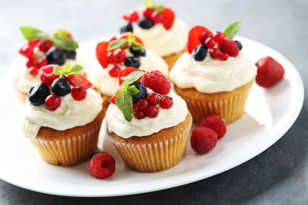 Leckere Cupcakes mit Beeren — Stockfoto