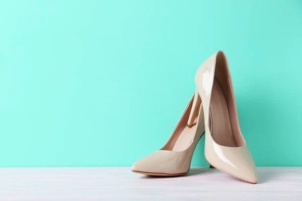 베이지색 여성-굽 높은 신발 — 스톡 사진