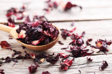 laptop beraber üzerinde çalışan iş kadınları 