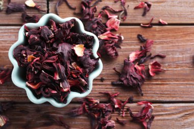 laptop beraber üzerinde çalışan iş kadınları 