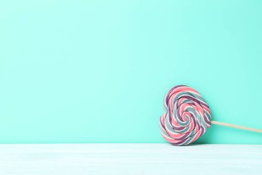 Arka plan üzerinde tatlı lolipop