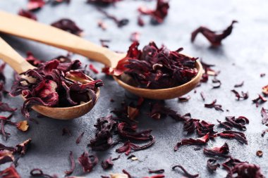 laptop beraber üzerinde çalışan iş kadınları 