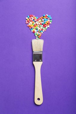 Boya fırçası ile renkli sprinkles 