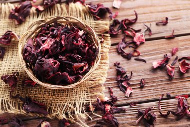 laptop beraber üzerinde çalışan iş kadınları 