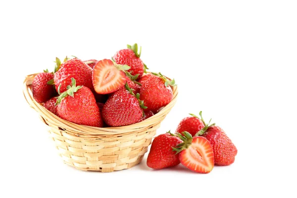 Erdbeeren im Korb isoliert — Stockfoto
