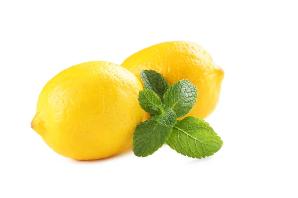 Foglie di menta e limoni freschi — Foto Stock