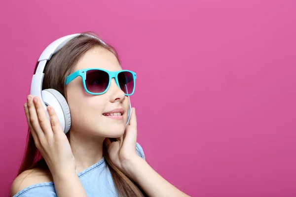 Retrato de niña con auriculares — Foto de Stock