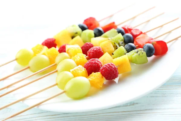 Frutas frescas en pinchos — Foto de Stock