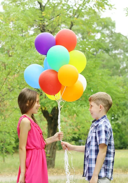 Gadis kecil dan anak kecil dengan balon — Stok Foto