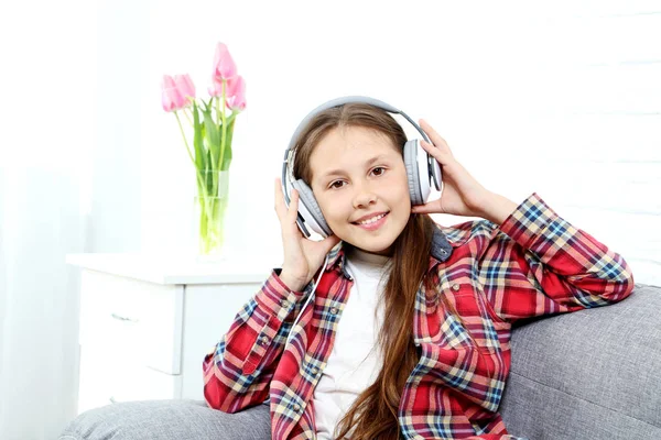 Retrato de niña con auriculares — Foto de Stock