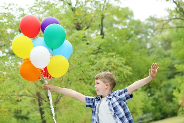 Liten gutt med ballonger – stockfoto