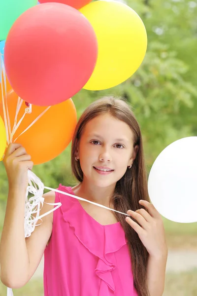 Портрет маленької дівчинки з повітряними кулями — стокове фото