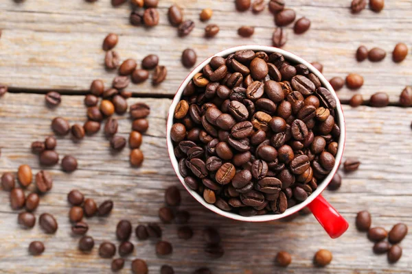 Gebrande koffiebonen in cup — Stockfoto