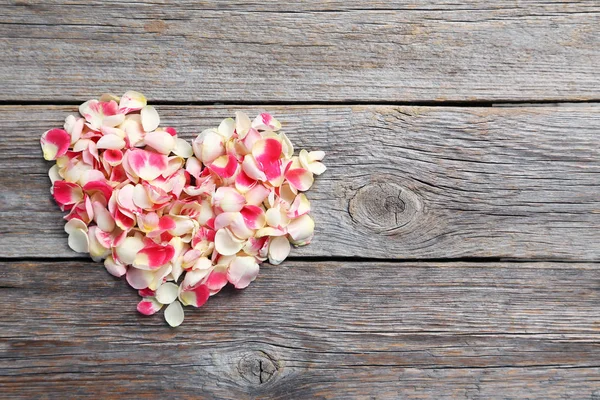 木製のテーブルにバラの花びら — ストック写真