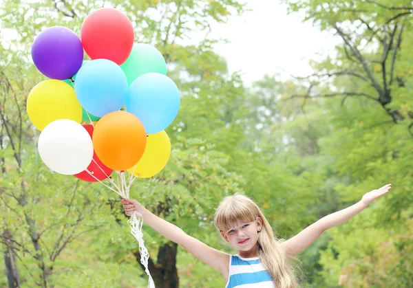 Портрет маленької дівчинки з повітряними кулями — стокове фото