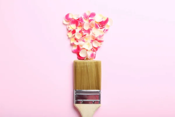 Pétalos de rosa y pincel — Foto de Stock
