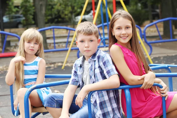 Kinder sitzen auf Karussell — Stockfoto